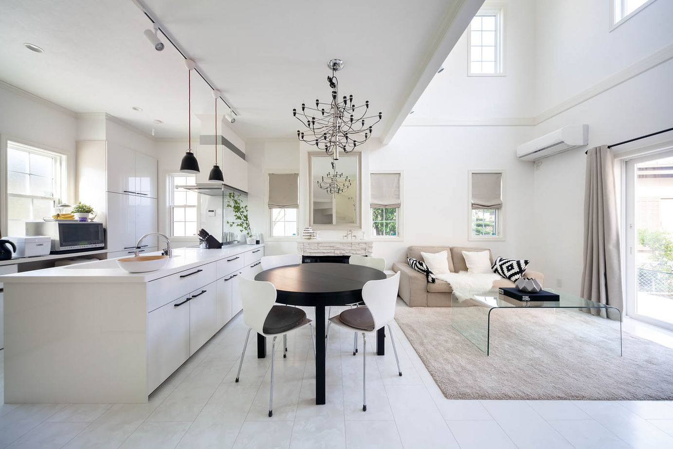 ロビンスジャパン 【1000万円台/40.7坪/吹抜け /暖炉/間取り図公開】冬も快適！ラグジュアリー＆シンプルモダンな輸入住宅　の建築実例画像1