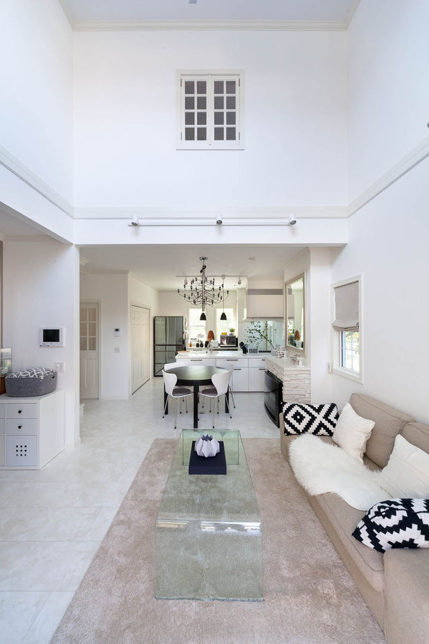 ロビンスジャパン 【1000万円台/40.7坪/吹抜け /暖炉/間取り図公開】冬も快適！ラグジュアリー＆シンプルモダンな輸入住宅　の建築実例画像2