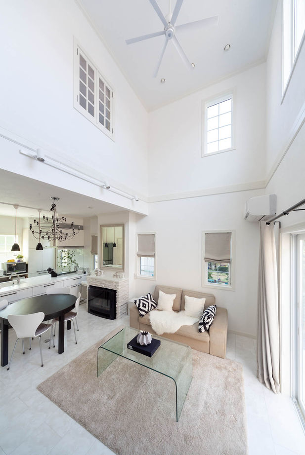 ロビンスジャパン 【1000万円台/40.7坪/吹抜け /暖炉/間取り図公開】冬も快適！ラグジュアリー＆シンプルモダンな輸入住宅　の建築実例画像3