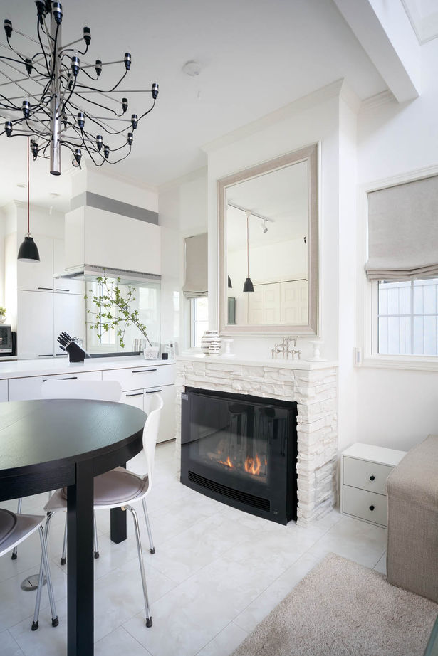 ロビンスジャパン 【1000万円台/40.7坪/吹抜け /暖炉/間取り図公開】冬も快適！ラグジュアリー＆シンプルモダンな輸入住宅　の建築実例画像4