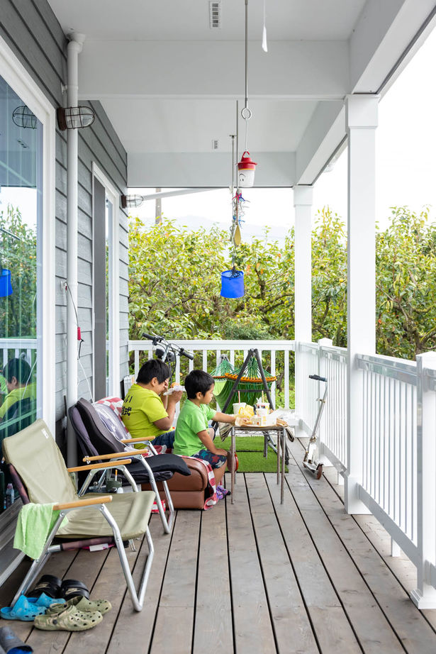 ロビンスジャパン 【3000万円台/89.5坪/完全分離・二世帯住宅/西海岸】カバードポーチの外ごはんが楽しいアメリカンハウスの建築実例画像2