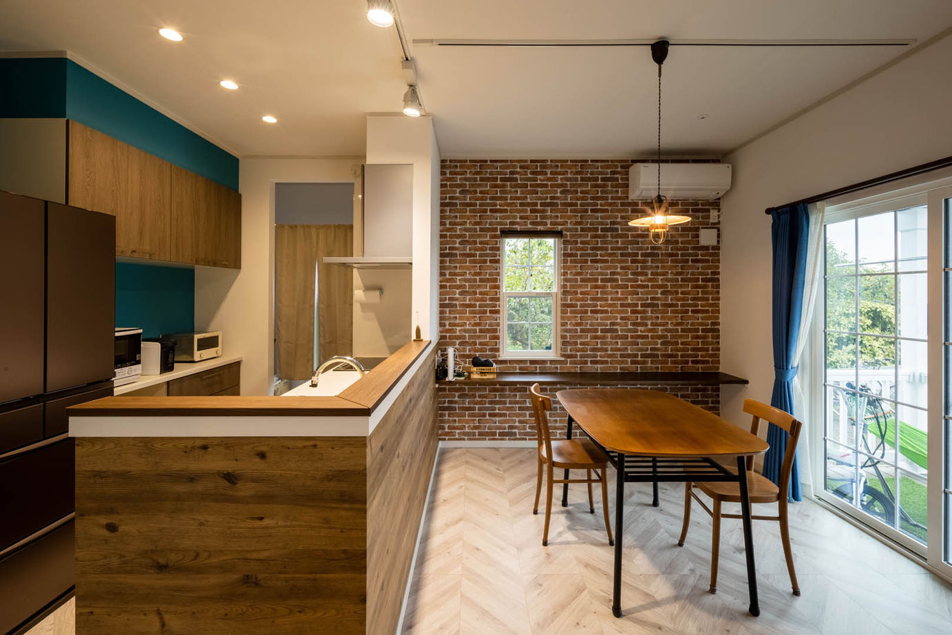 ロビンスジャパン 【3000万円台/89.5坪/完全分離・二世帯住宅/西海岸】カバードポーチの外ごはんが楽しいアメリカンハウスの建築実例画像6