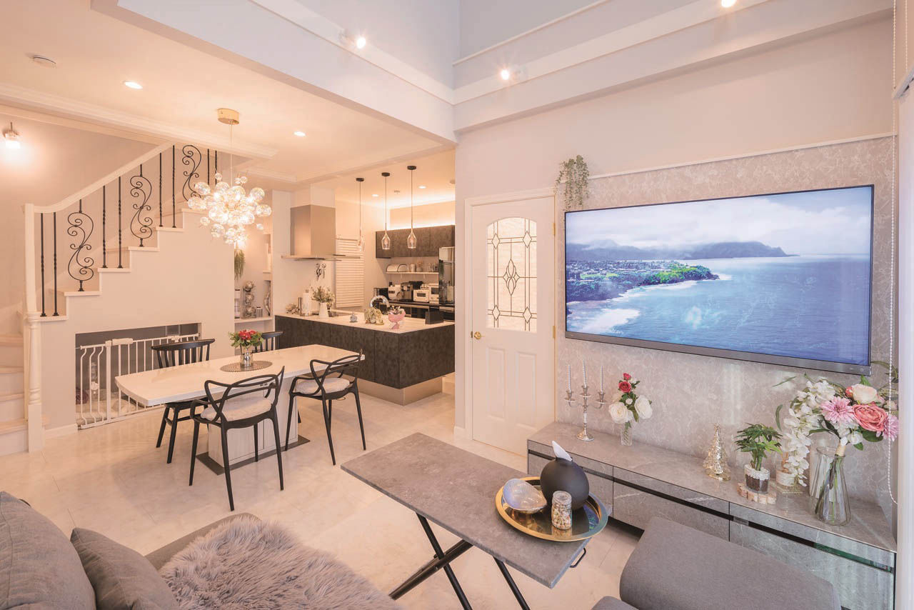 ロビンスジャパン 【2000万円台/36坪/店舗併用/間取り図公開】パノラマウインドウが目を惹くネイルサロン併設の輸入住宅の建築実例画像3