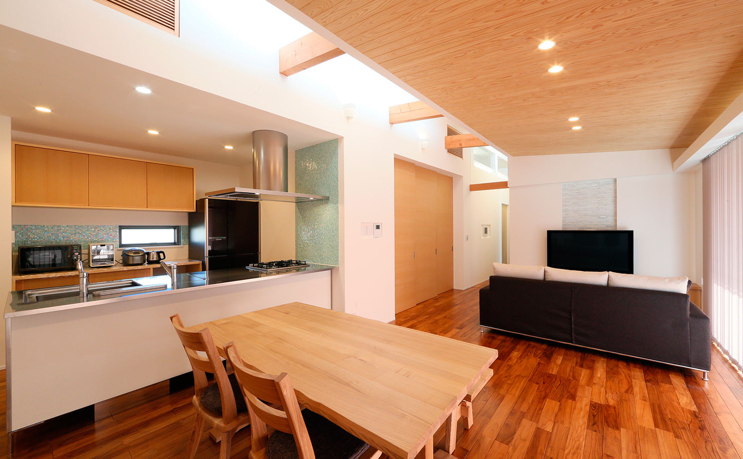 大政建築 【2000万円台/平屋/間取り図】ビルトインガレージのある平屋。塗り壁や無垢材を活かした、和モダンの平屋の建築実例画像2