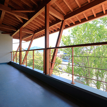 大政建築 【1000万円台/30坪台/4LDK/間取図】見る方向で雰囲気を変える外観。無垢材と緑に囲まれたログハウス風の家の建築実例画像2