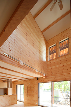 大政建築 【1000万円台/30坪台/4LDK/間取図】見る方向で雰囲気を変える外観。無垢材と緑に囲まれたログハウス風の家の建築実例画像3