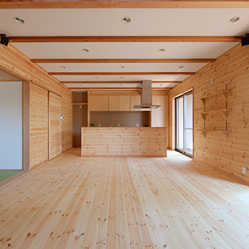 大政建築 【1000万円台/30坪台/4LDK/間取図】見る方向で雰囲気を変える外観。無垢材と緑に囲まれたログハウス風の家の建築実例画像4