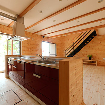 大政建築 【1000万円台/30坪台/4LDK/間取図】見る方向で雰囲気を変える外観。無垢材と緑に囲まれたログハウス風の家の建築実例画像5