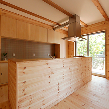 大政建築 【1000万円台/30坪台/4LDK/間取図】見る方向で雰囲気を変える外観。無垢材と緑に囲まれたログハウス風の家の建築実例画像6