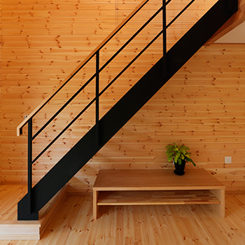 大政建築 【1000万円台/30坪台/4LDK/間取図】見る方向で雰囲気を変える外観。無垢材と緑に囲まれたログハウス風の家の建築実例画像8