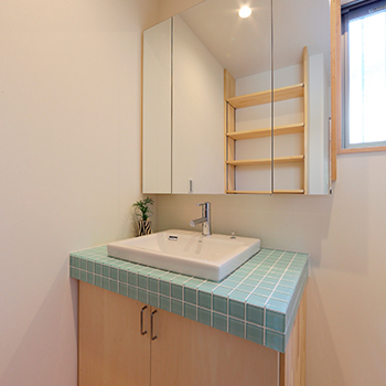 大政建築 【1000万円台/30坪台/4LDK/間取図】見る方向で雰囲気を変える外観。無垢材と緑に囲まれたログハウス風の家の建築実例画像9