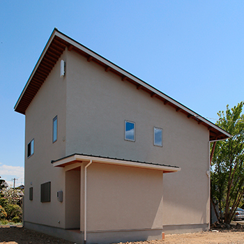 大政建築 【1000万円台/30坪台/4LDK/間取図】見る方向で雰囲気を変える外観。無垢材と緑に囲まれたログハウス風の家の建築実例画像10