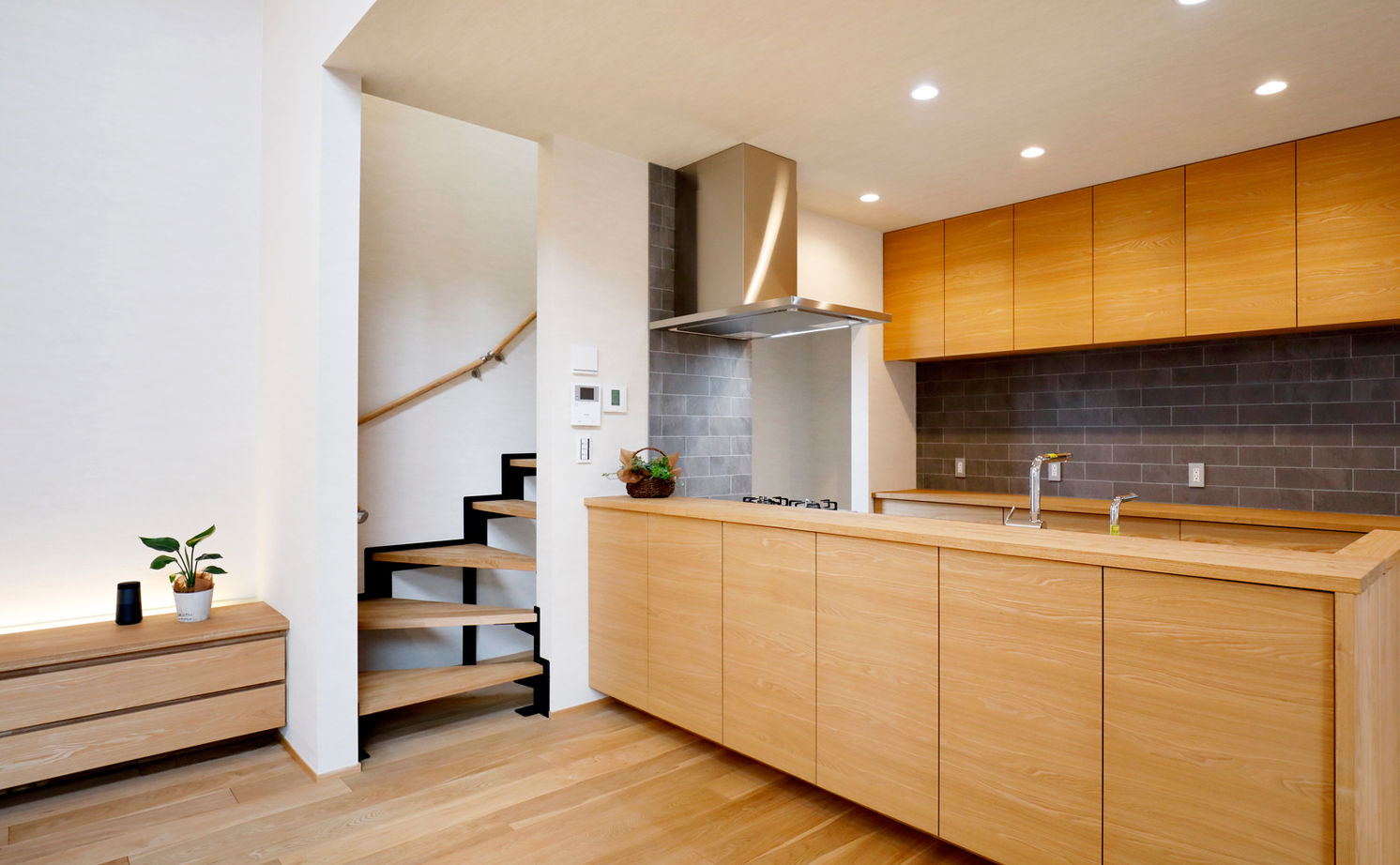 大政建築 【岐阜市/中庭/ビルトインガレージ/間取り図】手仕事感のある造作家具も随所に。天然木のモダンスタイルの建築実例画像2