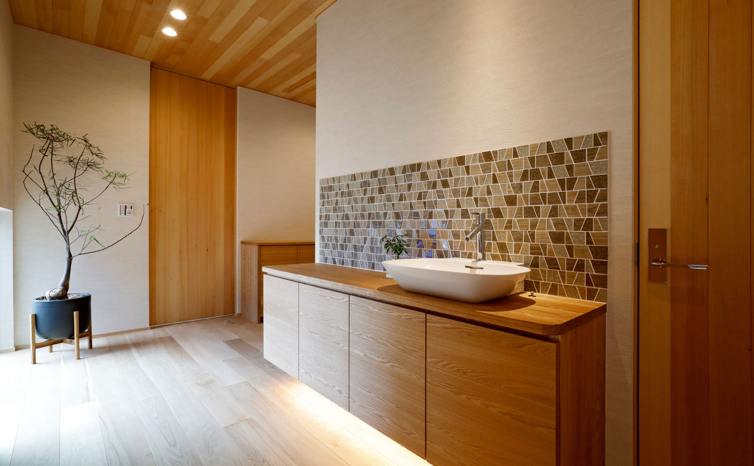 大政建築 【岐阜市/中庭/ビルトインガレージ/間取り図】手仕事感のある造作家具も随所に。天然木のモダンスタイルの建築実例画像3