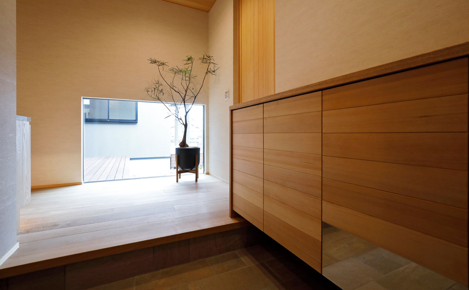 大政建築 【岐阜市/中庭/ビルトインガレージ/間取り図】手仕事感のある造作家具も随所に。天然木のモダンスタイルの建築実例画像4