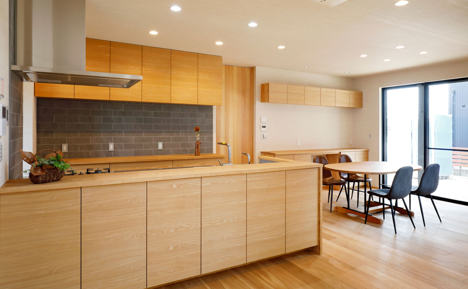 大政建築 【岐阜市/中庭/ビルトインガレージ/間取り図】手仕事感のある造作家具も随所に。天然木のモダンスタイルの建築実例画像5