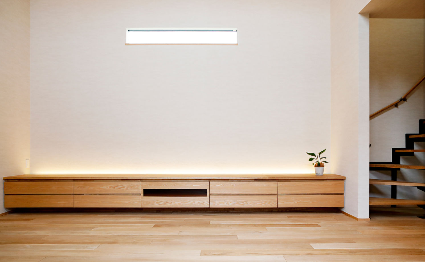 大政建築 【岐阜市/中庭/ビルトインガレージ/間取り図】手仕事感のある造作家具も随所に。天然木のモダンスタイルの建築実例画像6