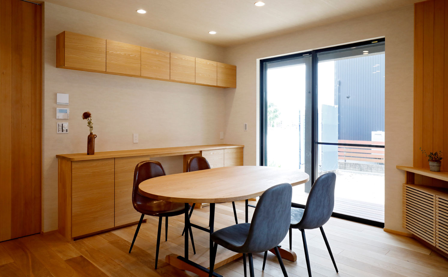 大政建築 【岐阜市/中庭/ビルトインガレージ/間取り図】手仕事感のある造作家具も随所に。天然木のモダンスタイルの建築実例画像8