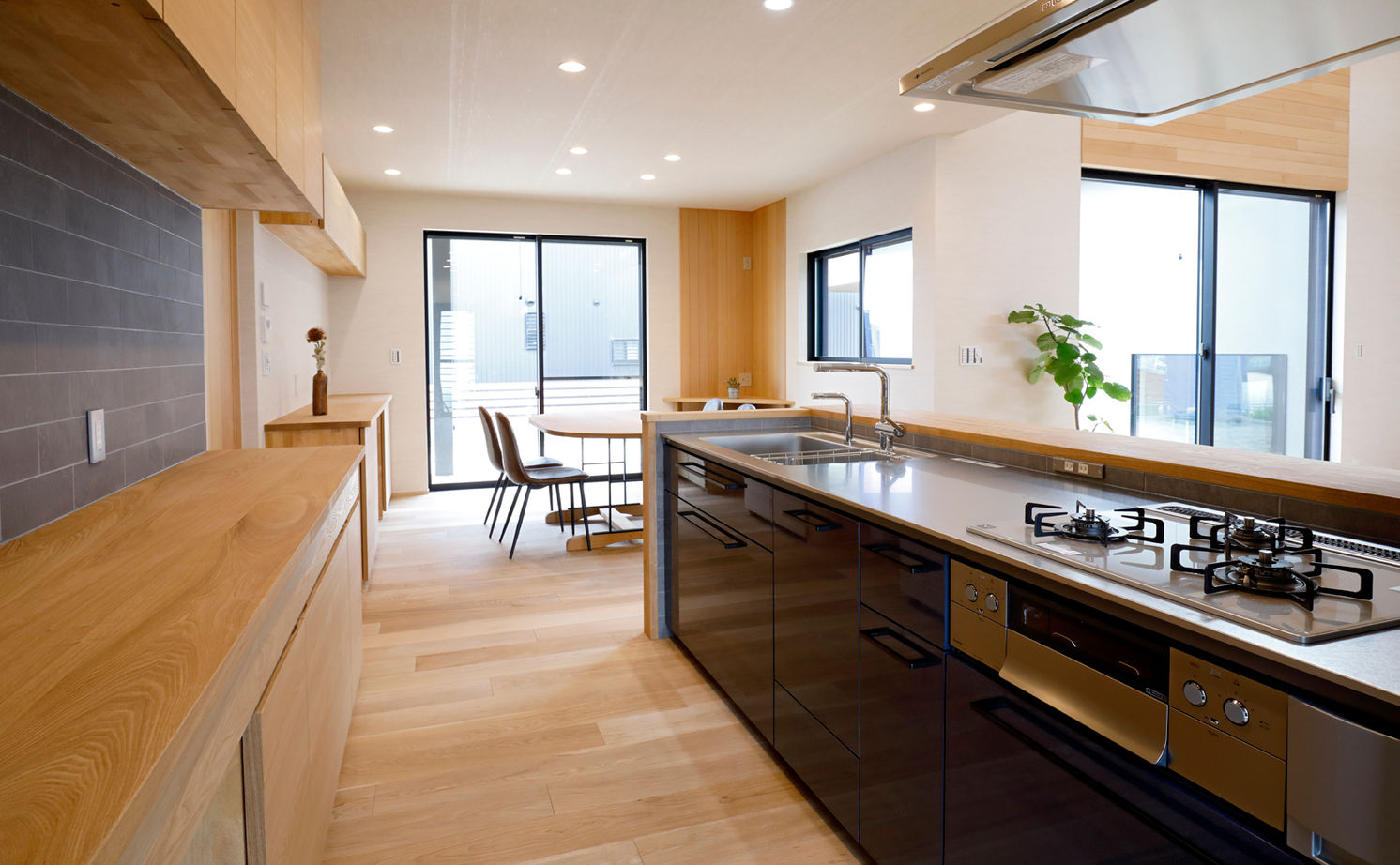 大政建築 【岐阜市/中庭/ビルトインガレージ/間取り図】手仕事感のある造作家具も随所に。天然木のモダンスタイルの建築実例画像15