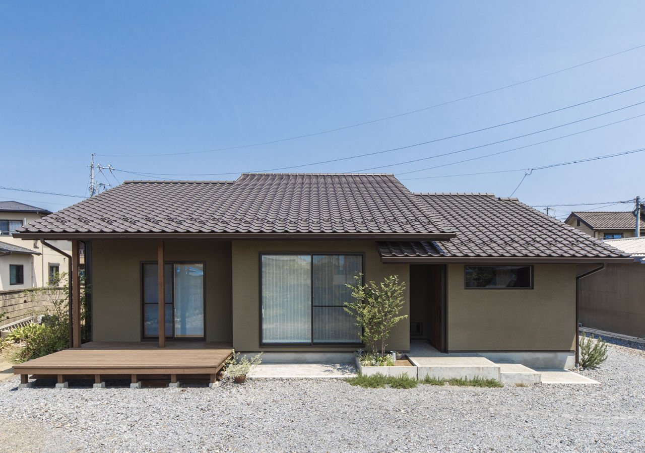 大政建築 【岐阜県/平屋/2000万円台/30坪台】チークの無垢材や天井に架かる梁など、木の美しさが際立つ平屋の住まいの建築実例画像1