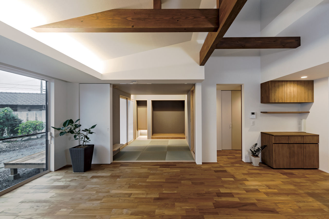 大政建築 【岐阜県/平屋/2000万円台/30坪台】チークの無垢材や天井に架かる梁など、木の美しさが際立つ平屋の住まいの建築実例画像2