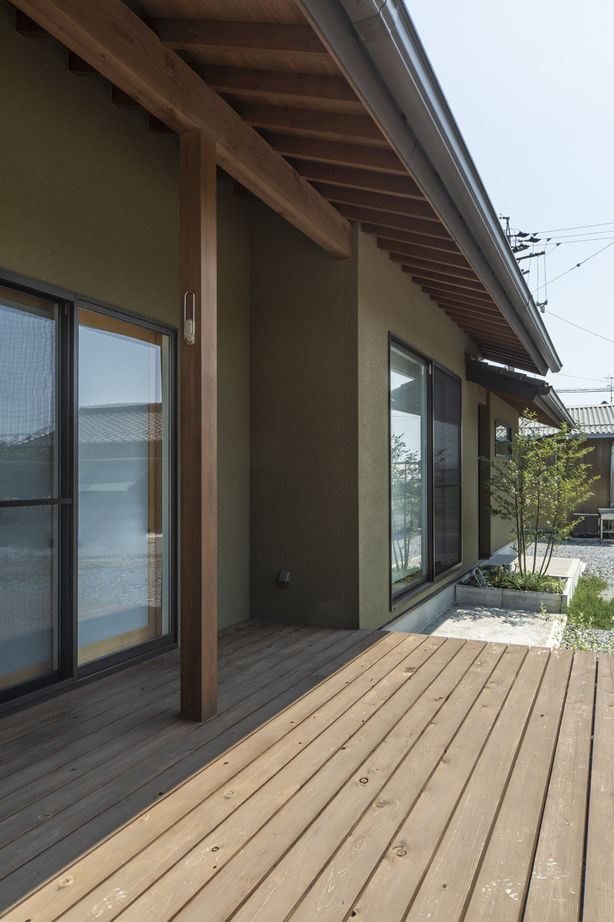 大政建築 【岐阜県/平屋/2000万円台/30坪台】チークの無垢材や天井に架かる梁など、木の美しさが際立つ平屋の住まいの建築実例画像3