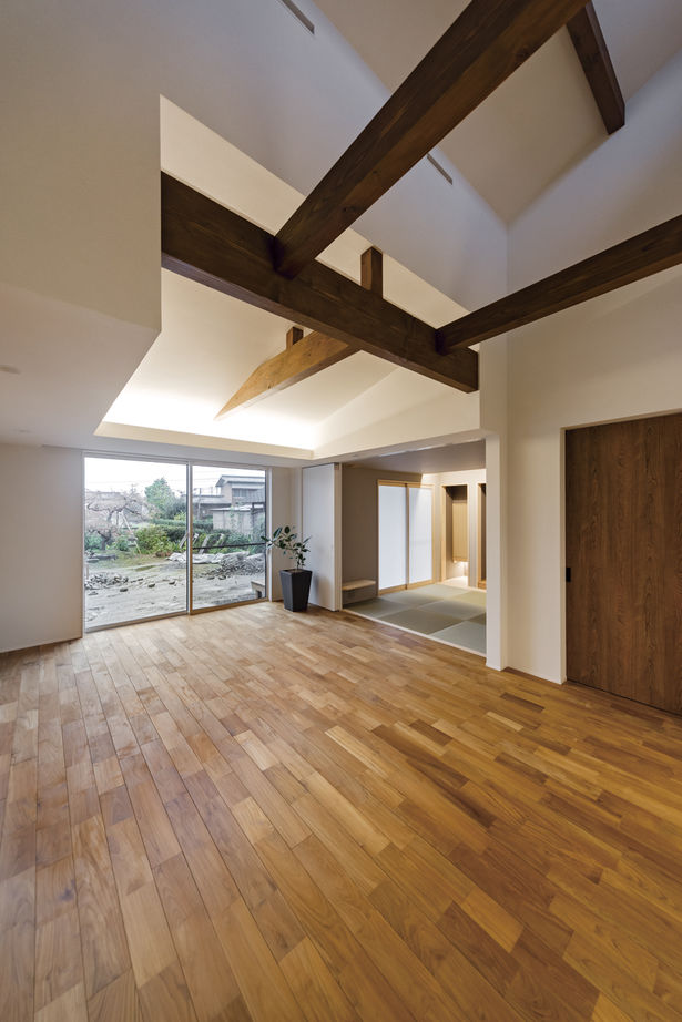 大政建築 【岐阜県/平屋/2000万円台/30坪台】チークの無垢材や天井に架かる梁など、木の美しさが際立つ平屋の住まいの建築実例画像4