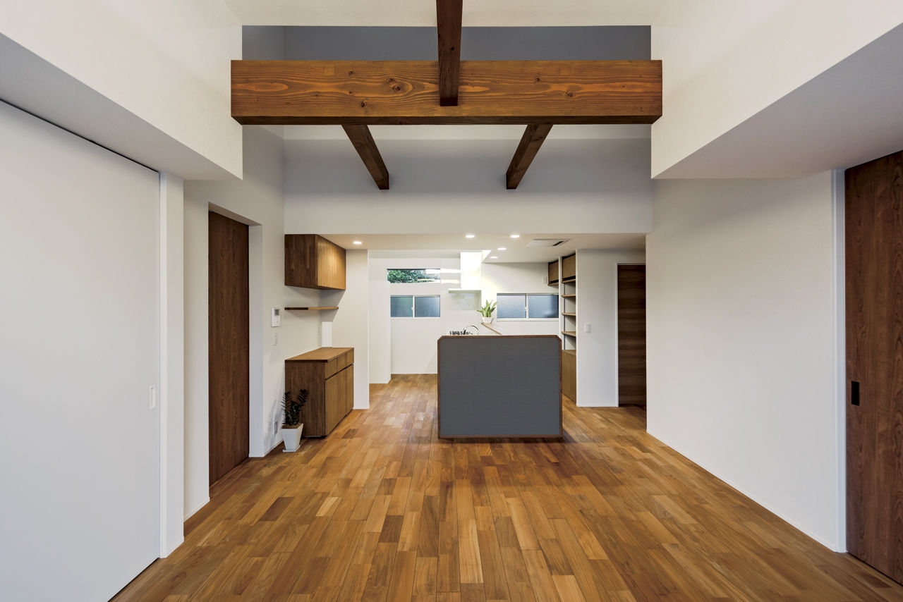 大政建築 【岐阜県/平屋/2000万円台/30坪台】チークの無垢材や天井に架かる梁など、木の美しさが際立つ平屋の住まいの建築実例画像6
