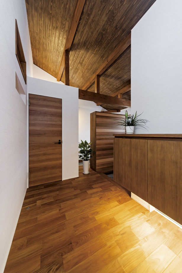 大政建築 【岐阜県/平屋/2000万円台/30坪台】チークの無垢材や天井に架かる梁など、木の美しさが際立つ平屋の住まいの建築実例画像7