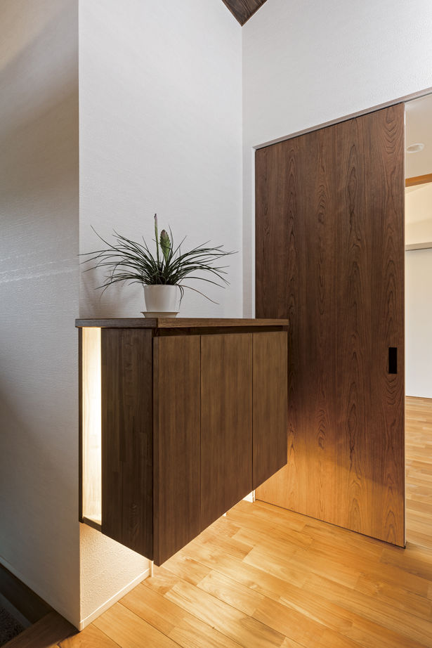 大政建築 【岐阜県/平屋/2000万円台/30坪台】チークの無垢材や天井に架かる梁など、木の美しさが際立つ平屋の住まいの建築実例画像8