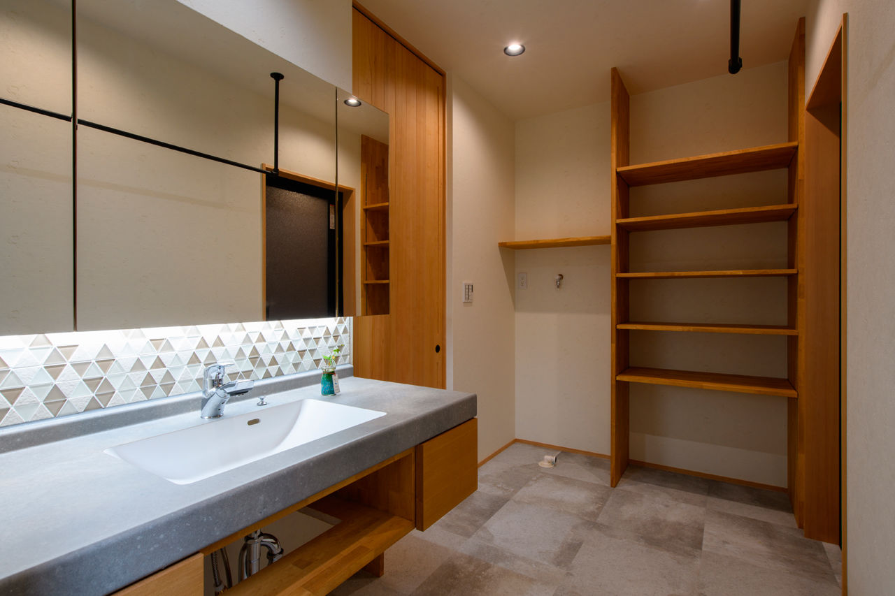 大政建築 【事務所併用住宅/間取り図有】スムーズな動線で毎日が快適。素材感豊かな造作家具がなじむ開放的な住まいの建築実例画像7