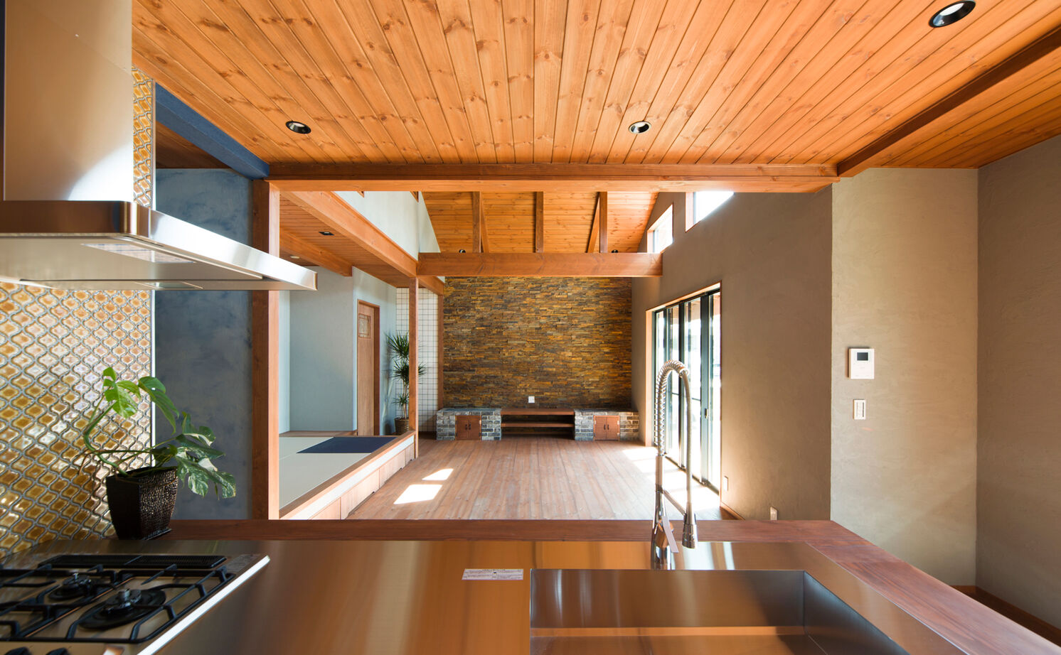 大政建築 【岐阜市/30坪台の間取り】素材や色使いで自分らしく。ビストロ風キッチンで腕を振るう毎日の建築実例画像4