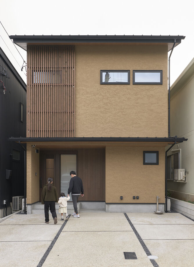 大政建築 【愛知県/和モダン/自然素材】住宅地で素材感と開放感を楽しむ、無垢材や漆喰の質感が際立つ和モダンな家の建築実例画像1