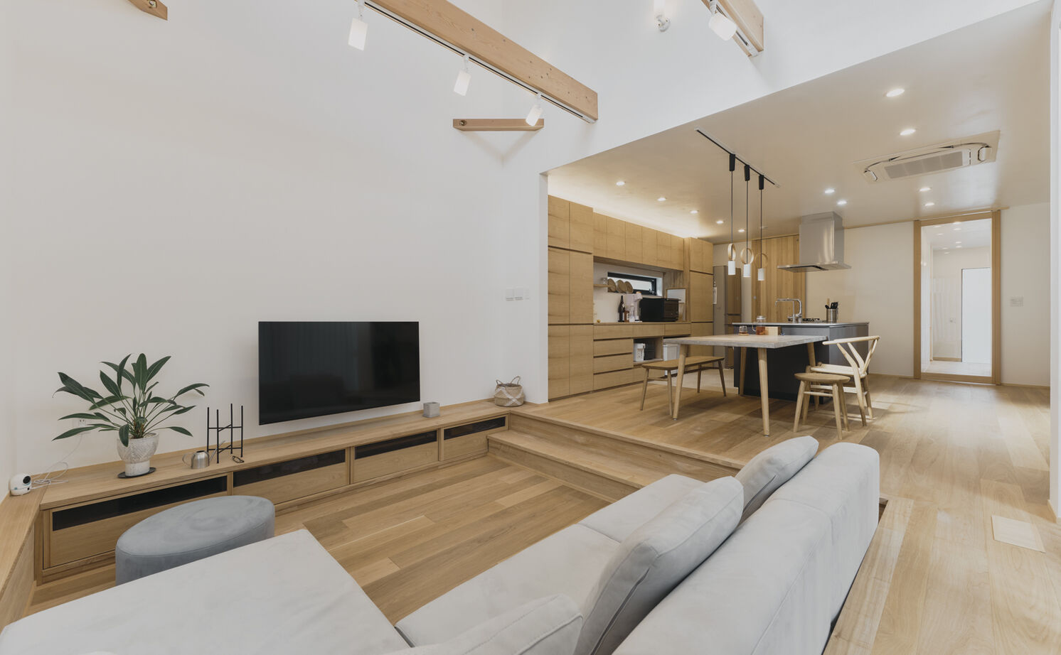 大政建築 【愛知県/和モダン/自然素材】住宅地で素材感と開放感を楽しむ、無垢材や漆喰の質感が際立つ和モダンな家の建築実例画像4