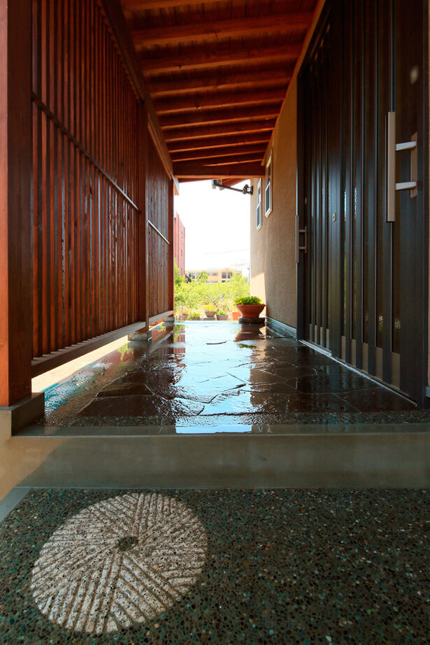 大政建築 【岐阜市｜和モダン｜暮らしやすい間取り】旧宅の思い出を残して。風情ある格子や石畳が印象的な家の建築実例画像2