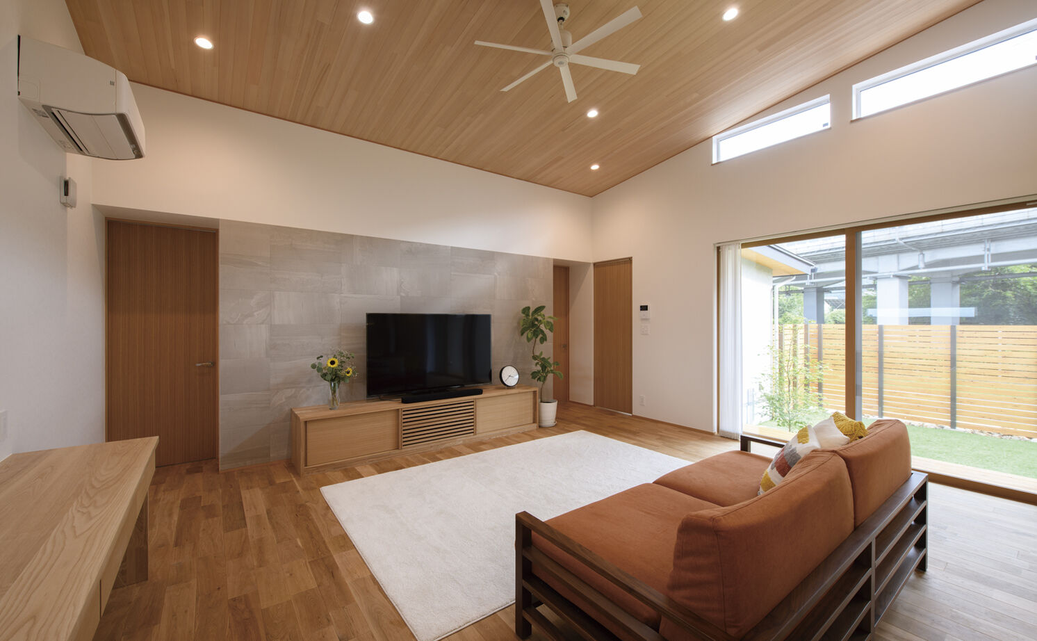 大政建築 【2000万円台/平屋/コの字型の間取り】外からの目を気にせずのびのび過ごせる中庭が開放感を届ける平屋建ての建築実例画像3