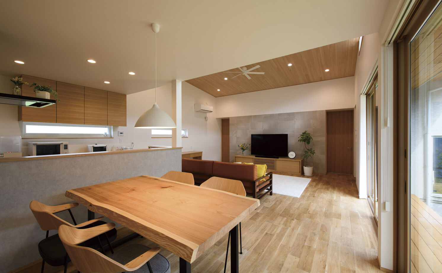 大政建築 【2000万円台/平屋/コの字型の間取り】外からの目を気にせずのびのび過ごせる中庭が開放感を届ける平屋建ての建築実例画像5