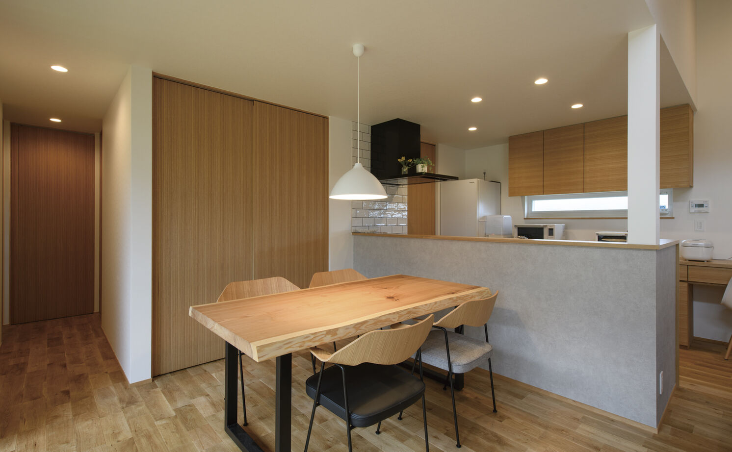 大政建築 【2000万円台/平屋/コの字型の間取り】外からの目を気にせずのびのび過ごせる中庭が開放感を届ける平屋建ての建築実例画像6