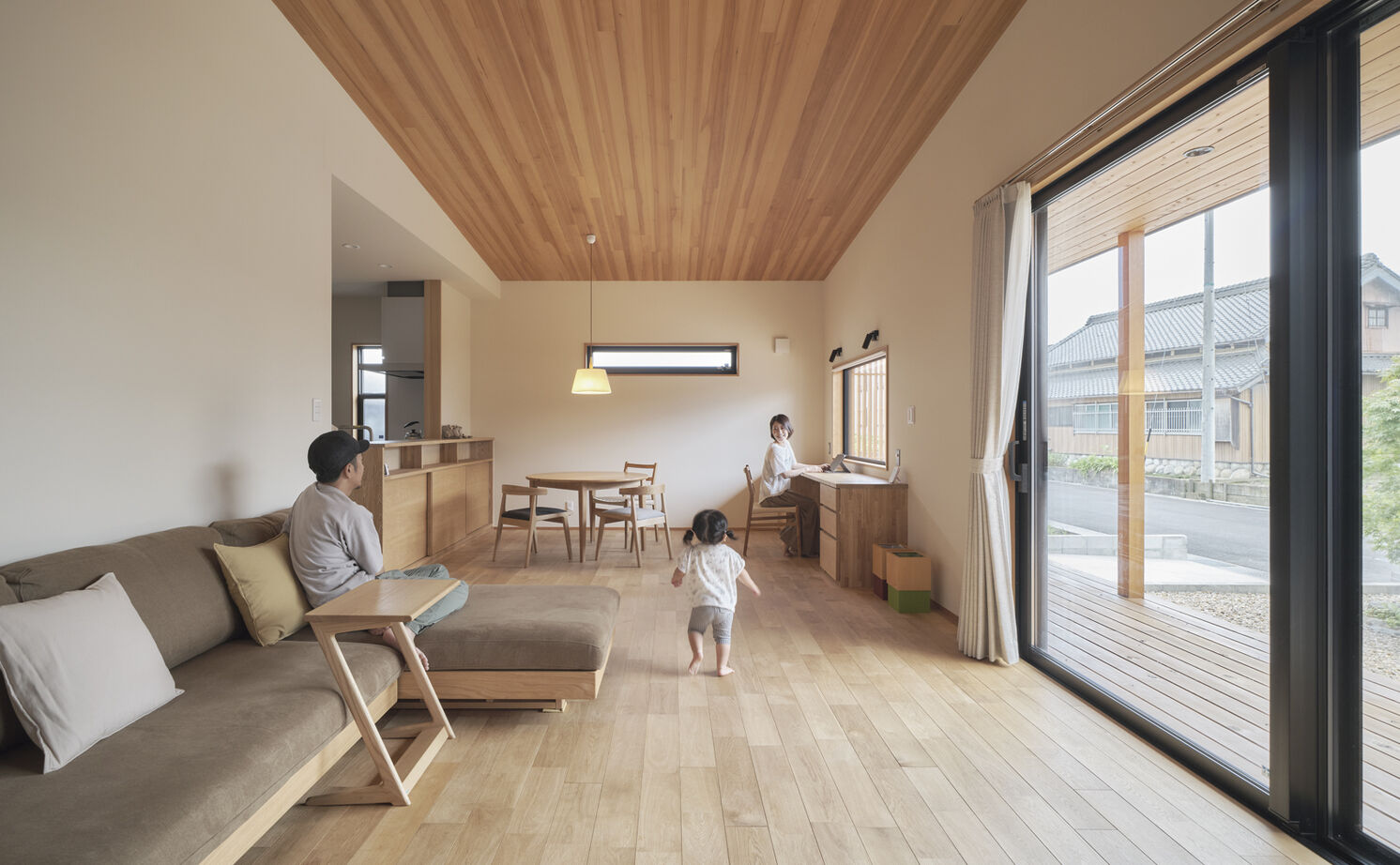 大政建築 【平屋/2000万円台/和モダン/間取り図】ウッドデッキとつながる開放的なLDK。家族時間を楽しむ平屋の住まいの建築実例画像2