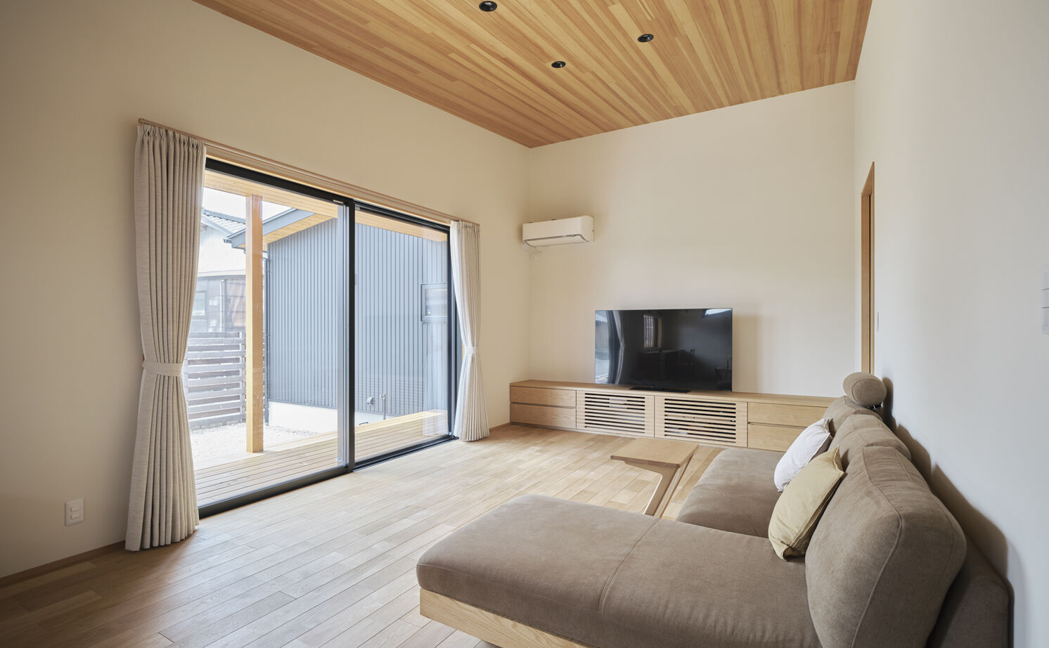 大政建築 【平屋/2000万円台/和モダン/間取り図】ウッドデッキとつながる開放的なLDK。家族時間を楽しむ平屋の住まいの建築実例画像4