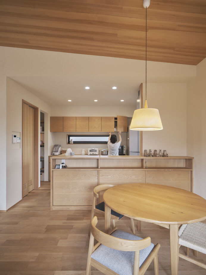 大政建築 【平屋/2000万円台/和モダン/間取り図】ウッドデッキとつながる開放的なLDK。家族時間を楽しむ平屋の住まいの建築実例画像5