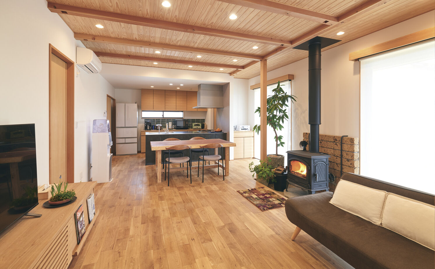 大政建築 【愛知県/3000万円台/薪ストーブ/間取図有】旅館のような非日常感を楽しむ、木や土の素材感が活きた住まいの建築実例画像2