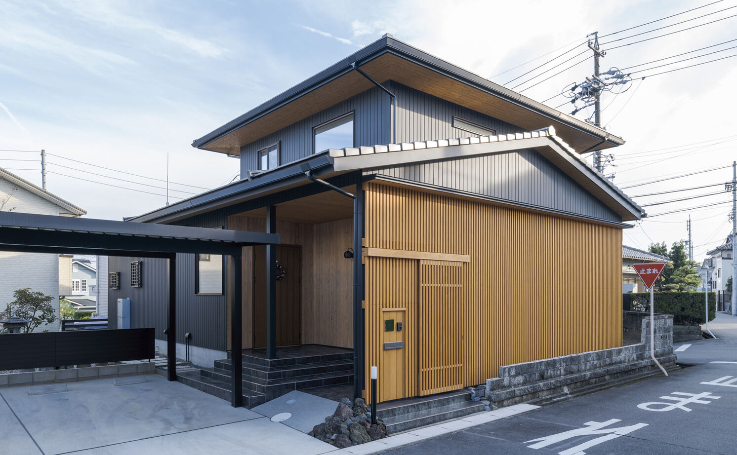 大政建築 【愛知県/3000万円台/和モダン/間取図有】深い軒と格子が和の趣を演出。高気密・高断熱も叶えた心地よい家の建築実例画像2