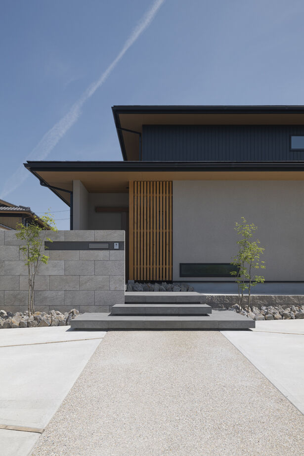 大政建築 【愛知県/2000万円台/和モダン/間取図有】深い軒が風格を演出。造作建具や窓の高さをそろえた美しい住空間の建築実例画像1