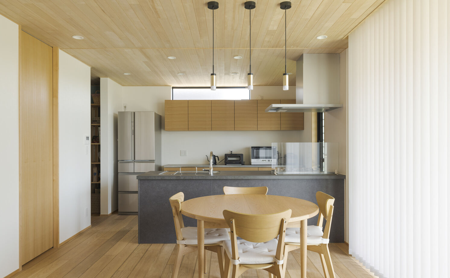 大政建築 【愛知県/2000万円台/和モダン/間取図有】深い軒が風格を演出。造作建具や窓の高さをそろえた美しい住空間の建築実例画像4