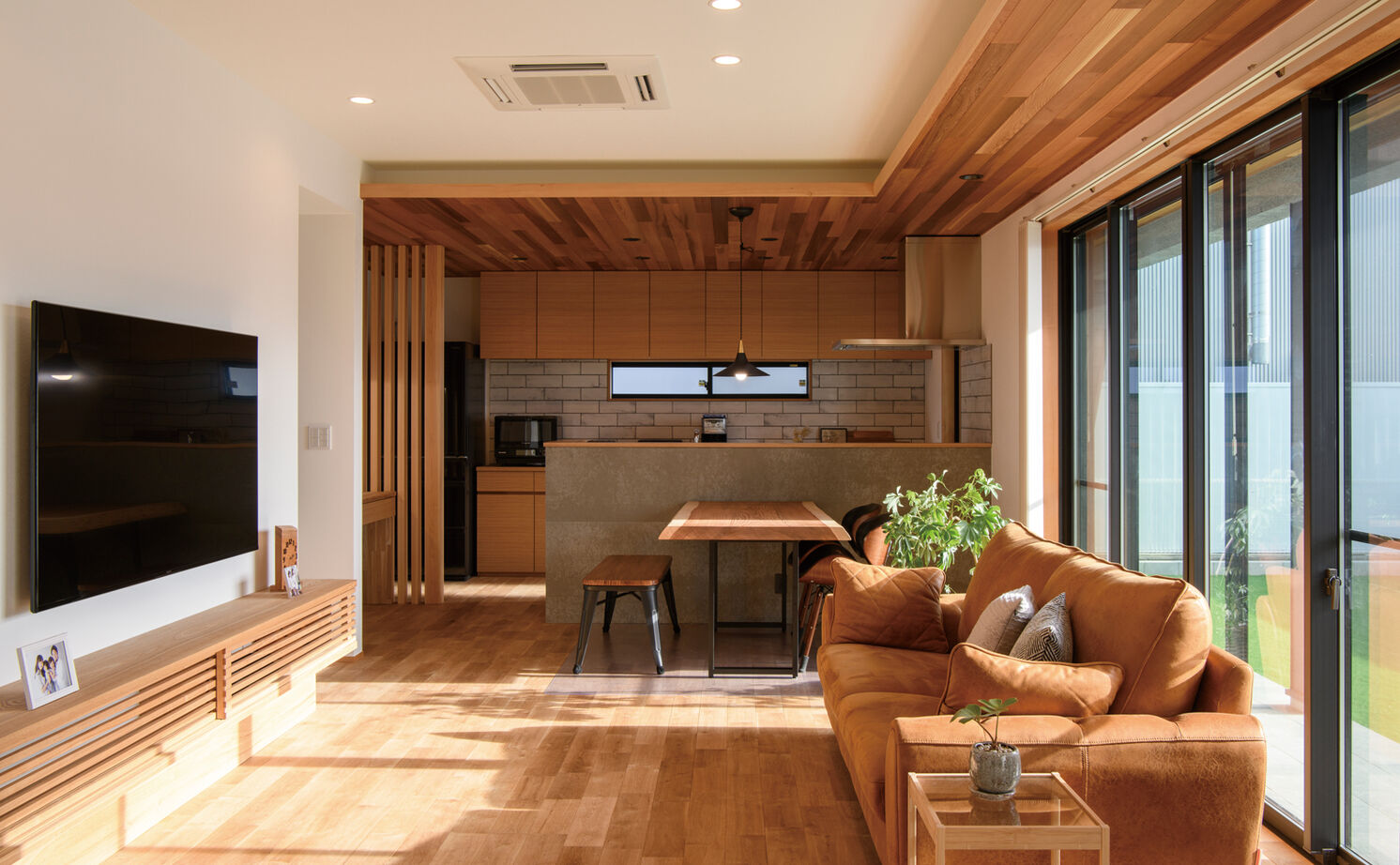 大政建築 【岐阜県/2000万円台/ナチュラルモダン/間取図有】造作家具がなじむ、天然木の濃淡を活かした美しい住空間の建築実例画像2