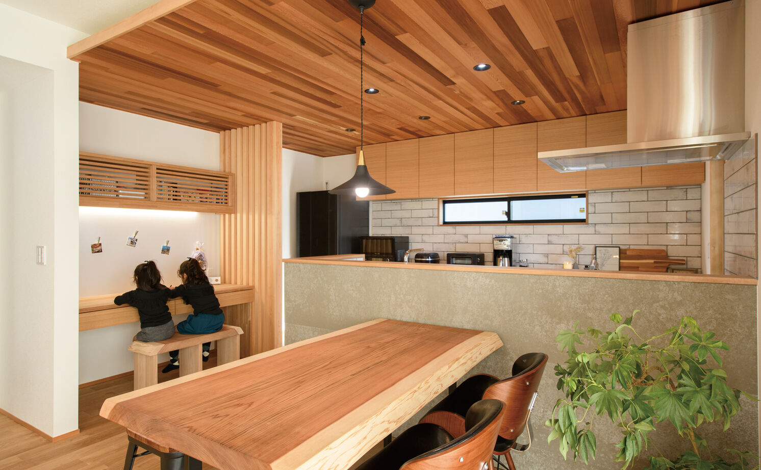 大政建築 【岐阜県/2000万円台/ナチュラルモダン/間取図有】造作家具がなじむ、天然木の濃淡を活かした美しい住空間の建築実例画像3