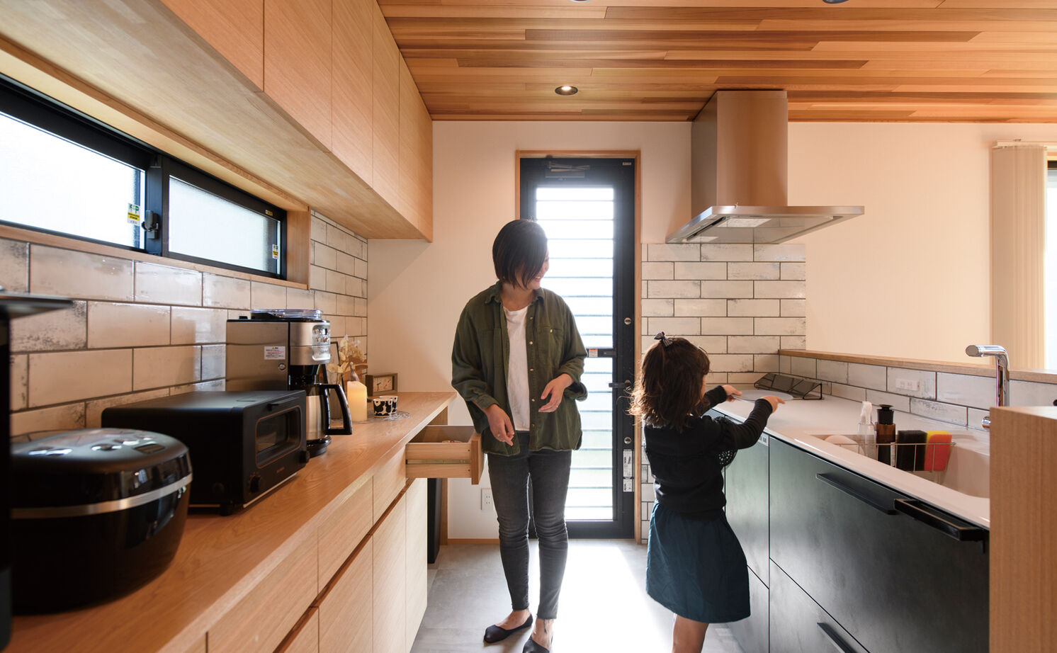 大政建築 【岐阜県/2000万円台/ナチュラルモダン/間取図有】造作家具がなじむ、天然木の濃淡を活かした美しい住空間の建築実例画像4