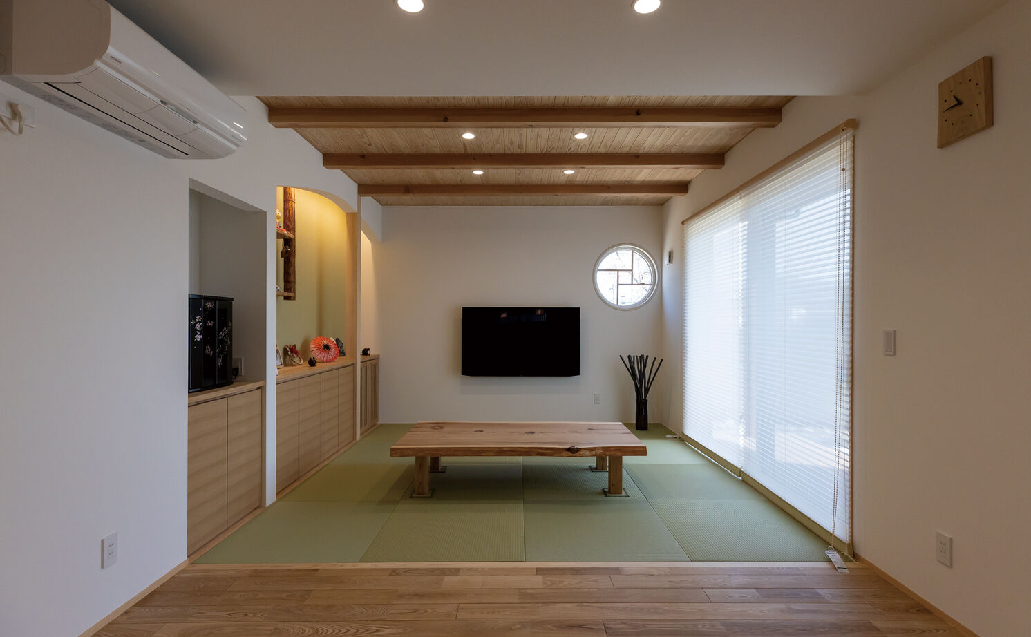 大政建築 【岐阜県/和モダン/借景/畳リビング】丸窓から桜を望む、前の家の面影を残した和の趣あふれる住まいの建築実例画像2