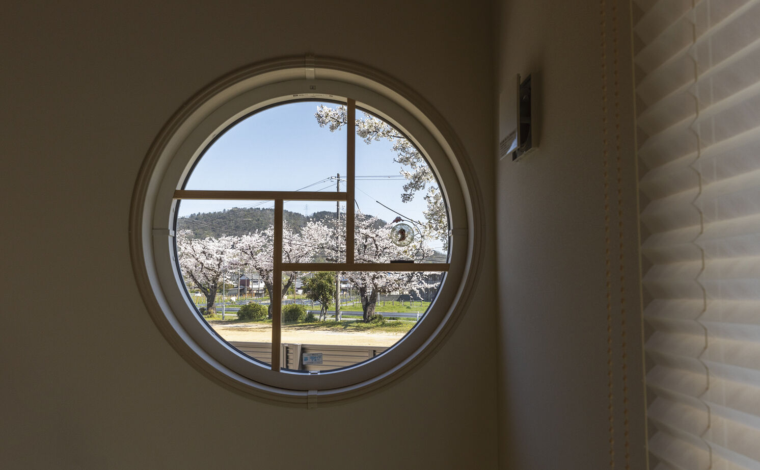 大政建築 【岐阜県/和モダン/借景/畳リビング】丸窓から桜を望む、前の家の面影を残した和の趣あふれる住まいの建築実例画像3